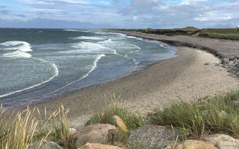 Märta - 300M from the Sea: Vand, Kyst, Sky, Coastal Og Oceaniske Landskabsformer, Kyst, Horisont, Strand, Rots, Sommer, Hav