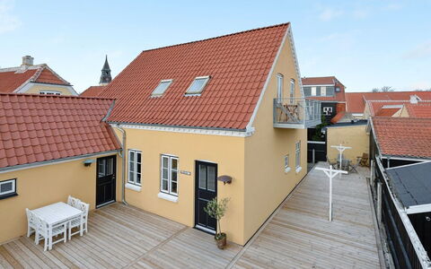 Ejler - 200M from the Sea: Træ, Tag, Arkitektur, Hjem, Hus, Sommerhus, Sidespor, Hårdttræ, Hældning, Estate