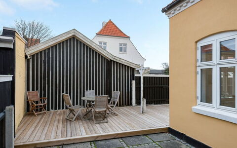 Ejler - 200M from the Sea: Træ, Tag, Arkitektur, Hjem, Hus, Sommerhus, Sidespor, Hårdttræ, Hældning, Estate