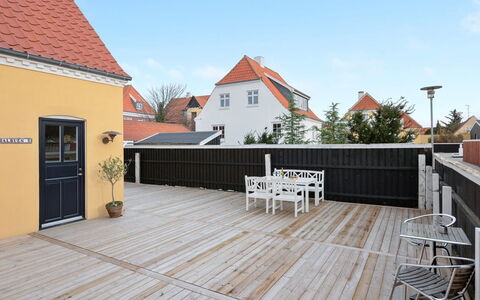 Ejler - 200M from the Sea: Træ, Tag, Arkitektur, Hjem, Hus, Sommerhus, Sidespor, Hårdttræ, Hældning, Estate