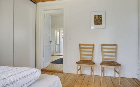 Ejler - 200M from the Sea: Træ, Tag, Arkitektur, Hjem, Hus, Sommerhus, Sidespor, Hårdttræ, Hældning, Estate