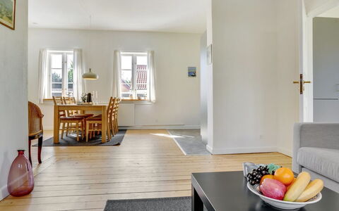 Ejler - 200M from the Sea: Træ, Tag, Arkitektur, Hjem, Hus, Sommerhus, Sidespor, Hårdttræ, Hældning, Estate