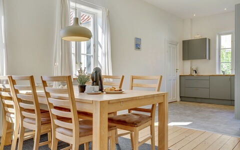 Ejler - 200M from the Sea: Træ, Tag, Arkitektur, Hjem, Hus, Sommerhus, Sidespor, Hårdttræ, Hældning, Estate