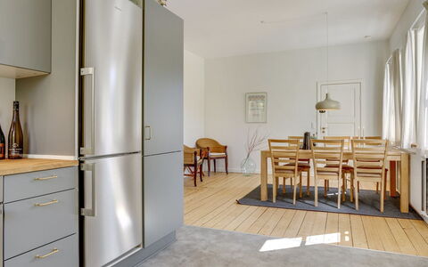 Ejler - 200M from the Sea: Træ, Tag, Arkitektur, Hjem, Hus, Sommerhus, Sidespor, Hårdttræ, Hældning, Estate