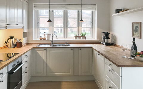 Ejda - 700M from the Sea: Countertop, Køkken, Cabinetry, Gulvbelægning, Møbel, Indretning, Træ, Køkken Apparat, Hjem, Etage