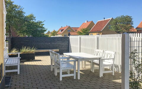 Ejda - 700M from the Sea: Møbel, Udendørs Møbler, Kompositmateriale, Skygge, Stol, Blomsterkrukke, Udendørs Bord, Have, Beton, Backyard