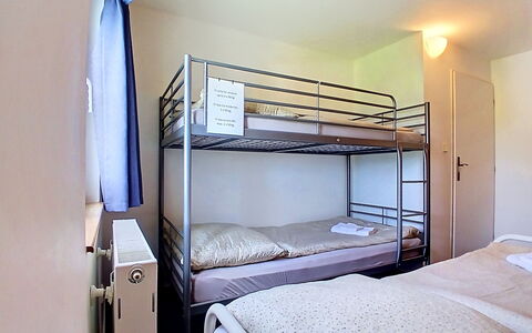 Holiday Hill 56: Seng, Soveværelse, Køjeseng, Sengetøj, Sengetøj, Bed Frame, Hostel, Indretning, Sovesal, Etage