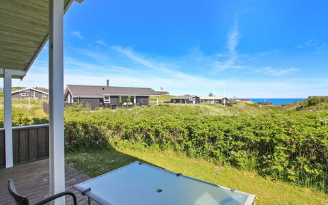 Terttu - 300M from the Sea: Græs, Hjem, Veranda, Tag, Land Lot, Sommerhus, Estate, Bunddække, Skygge, Sidespor