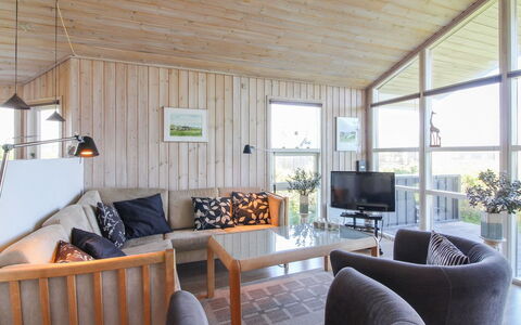 Terttu - 300M from the Sea: Indretning, Møbel, Gulvbelægning, Etage, Couch, Træ, Loft, Stue, Værelse, Trægulve