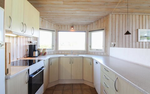 Terttu - 300M from the Sea: Træ, Indretning, Loft, Gulvbelægning, Etage, Belysning, Køkken, Værelse, Cabinetry, Countertop