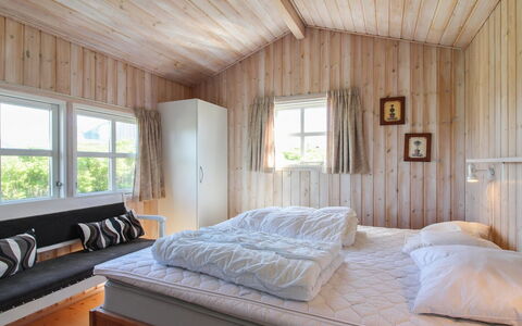 Terttu - 300M from the Sea: Træ, Seng, Soveværelse, Indretning, Etage, Møbel, Gulvbelægning, Loft, Hjem, Bed Frame
