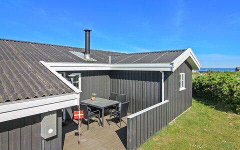 Terttu - 300M from the Sea: Træ, Tag, Hjem, Hus, Sommerhus, Sidespor, Estate, Skygge, Veranda, Gård