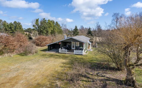 Cordelia - 400M from the Sea: Svømmepøl, Udendørs Møbler, Møbel, Udvej, Flise, Eco Hotel, Skygge, Stol, Fritid, Estate