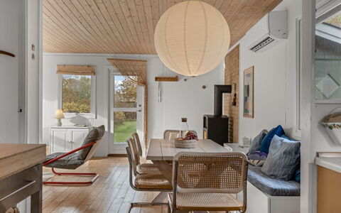 Cordelia - 400M from the Sea: Svømmepøl, Udendørs Møbler, Møbel, Udvej, Flise, Eco Hotel, Skygge, Stol, Fritid, Estate