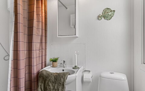 Cordelia - 400M from the Sea: Indretning, Sanitærarmatur, Badeværelse, Gulvbelægning, Etage, Toilet, Vvs, Badeforhæng, Værelse, Gardin