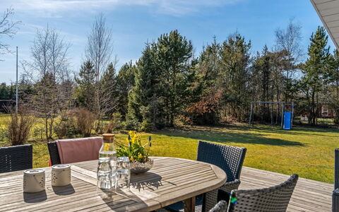 Aderice - 1Km from the Sea: Himmel, Træ, Busk, Land Lot, Have, Landscaping, Skygge, Stol, Lawn