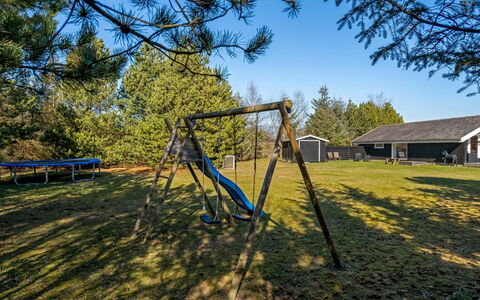 Aderice - 1Km from the Sea: Blå, Skygge, Sollys, Lawn, Have, Landscaping, Parkere, Gård, Backyard, Legepladsudstyr