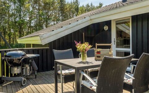 Vilmar - 1.2Km from the Sea: Møbel, Indretning, Gulvbelægning, Træ, Etage, Loft, Trægulve, Stol, Bord, Belysning