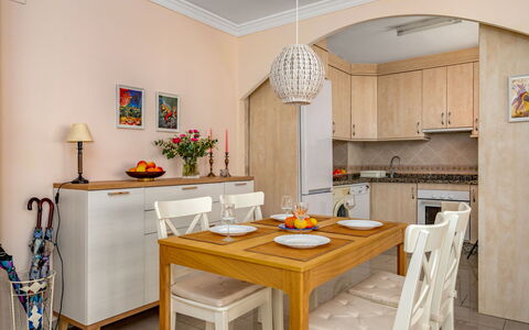 Caracas de Marbella: Møbel, Bordservice, Bord, Flaske, Bygning, Træ, Drinkware, Vindue, Stol, Gulvbelægning