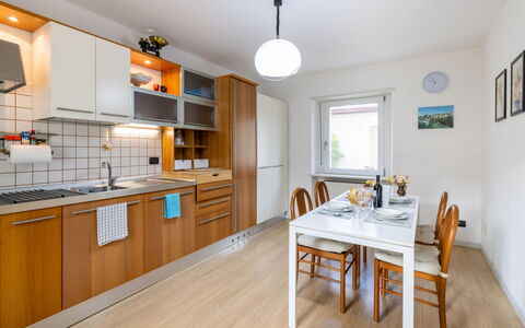 Le Mura: Cabinetry, Møbel, Countertop, Træ, Belysning, Bord, Køkken Apparat, Stol, Køkken, Håndvask