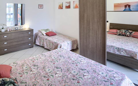 Apartment Fernanda 2 - Levanto: Møbel, Ejendom, Komfort, Cabinetry, Textile, Træ, Indretning, Etage, Gulvbelægning, Bed Frame