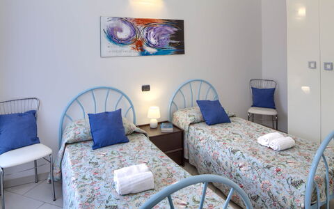 Apartment Fernanda 2 - Levanto: Bord, Møbel, Ejendom, Azure, Blå, Komfort, Textile, Indretning, Stol, Belysning
