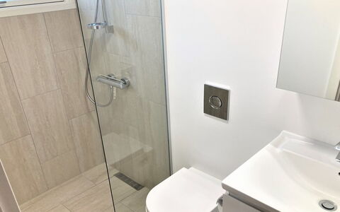 Jenny - 140M from the Sea: Badeværelse, Sanitærarmatur, Gulvbelægning, Etage, Væg, Indretning, Toilet, Badeværelsesvask, Toiletbræt, Håndvask