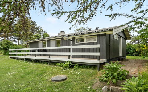 Jenny - 140M from the Sea: Træ, Sidespor, Sommerhus, Bunddække, Hårdttræ, Veranda, Garden Bygninger, Gård, Planke, Have