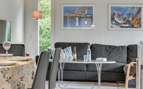 Jenny - 140M from the Sea: Møbel, Indretning, Gulvbelægning, Bord, Etage, Stol, Køkken & Spisebord, Værelse, Spisestue, Couch