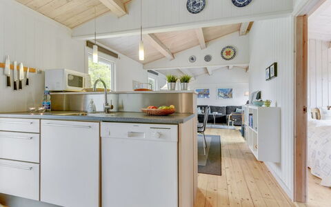 Jenny - 140M from the Sea: Indretning, Gulvbelægning, Møbel, Køkken, Træ, Etage, Loft, Countertop, Værelse, Trægulve