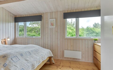 Jenny - 140M from the Sea: Træ, Soveværelse, Indretning, Gulvbelægning, Loft, Etage, Seng, Værelse, Sengetøj, Sengetøj