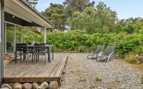 Jenny - 140M from the Sea: Busk, Bunddække, Sommerhus, Have, Landscaping, Skygge, Hårdttræ, Backyard, Walkway, Planke