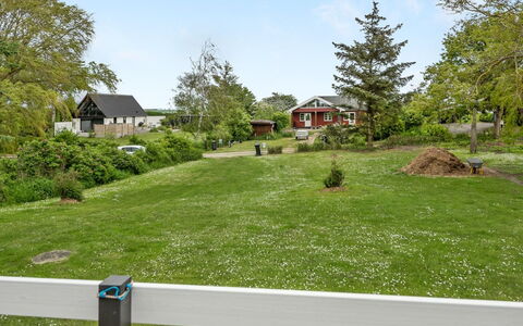 Jenny - 140M from the Sea: Græs, Busk, Landskab, Have, Land Lot, Lawn, Bunddække, Sommerhus, Landscaping