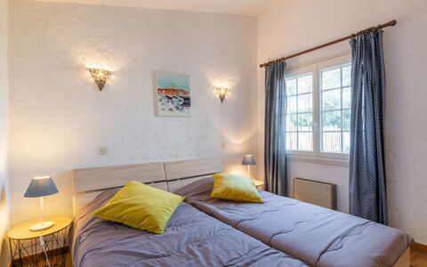 La Bartavelle: Ejendom, Vindue, Azure, Textile, Skygge, Træ, Komfort, Indretning, Maling