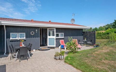 Raija - 400M from the Sea: Møbel, Indretning, Gulvbelægning, Træ, Etage, Loft, Trægulve, Stol, Bord, Belysning