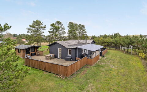 Corina - 100M from the Sea: Møbel, Indretning, Gulvbelægning, Træ, Etage, Loft, Trægulve, Stol, Bord, Belysning