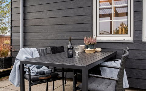 Corina - 100M from the Sea: Møbel, Indretning, Gulvbelægning, Træ, Etage, Loft, Trægulve, Stol, Bord, Belysning