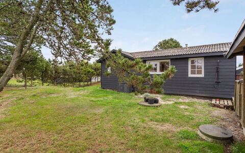 Corina - 100M from the Sea: Møbel, Indretning, Gulvbelægning, Træ, Etage, Loft, Trægulve, Stol, Bord, Belysning