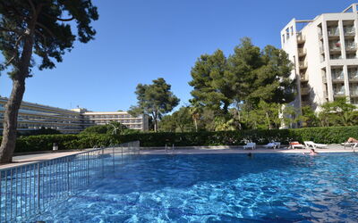 Salou 709: Vand, Himmel, Plante, Bygning, Træ, Azure, Svømmepøl, Vindue, Fritid, Hus