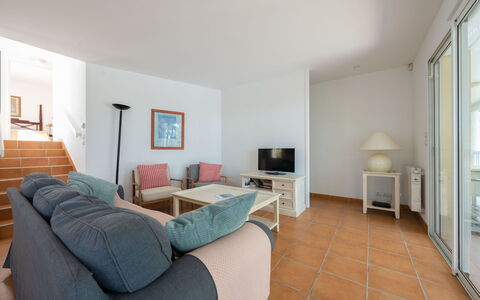 Eden Parc: Møbel, Komfort, Bord, Couch, Træ, Billedramme, Indretning, Gulvbelægning, Etage, Stue