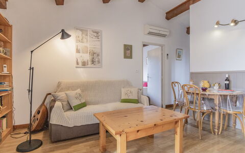 L'Aquillon: Bord, Møbel, Ejendom, Couch, Træ, Hylde, Billedramme, Reol, Arkitektur, Indretning
