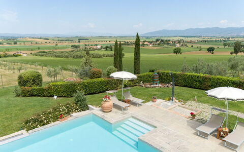 Villa Dei Ciliegi: Vand, Himmel, Plante, Ejendom, Sky, Svømmepøl, Azure, Land Lot, Træ, Fritid