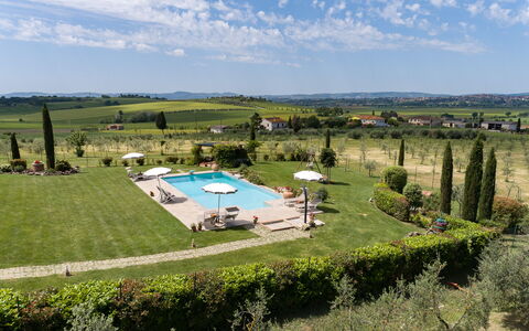 Villa Dei Ciliegi: Sky, Himmel, Plante, Svømmepøl, Træ, Land Lot, Naturlige Landskab, Udendørs Møbler, Skygge, Græs-