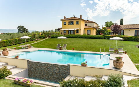 Villa Dei Ciliegi: Vand, Plante, Himmel, Sky, Svømmepøl, Bygning, Vindue, Træ, Udendørs Møbler, Skygge