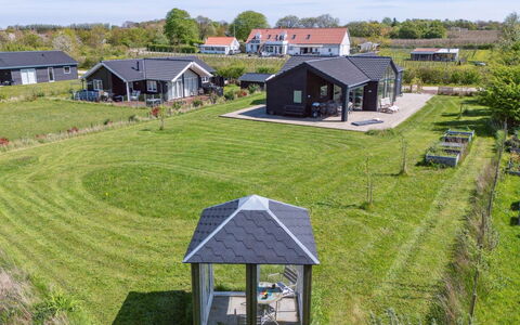 Gregor - 300M from the Sea: Lejlighed, Skygge, Altan, Stol, Hegn, Udendørs Møbler, Aluminium, Kunstgræs