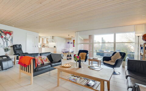 Fengur - 330M from the Sea: Møbel, Indretning, Gulvbelægning, Etage, Couch, Træ, Loft, Stue, Værelse, Stol