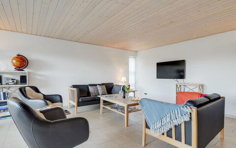 Fengur - 330M from the Sea: Møbel, Indretning, Gulvbelægning, Træ, Loft, Etage, Stue, Værelse, Couch, Belysning
