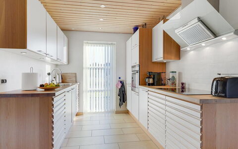 Fengur - 330M from the Sea: Køkken, Gulvbelægning, Møbel, Indretning, Countertop, Træ, Loft, Cabinetry, Etage, Køkken Apparat