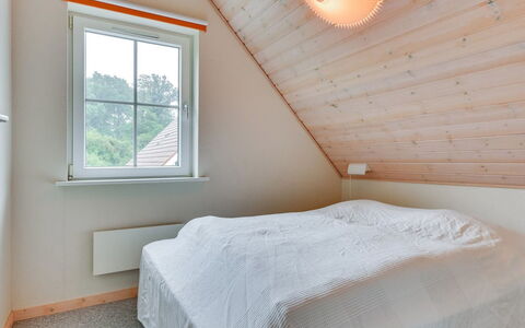 Joris - 100M to the Fjord: Træ, Gulvbelægning, Indretning, Loft, Etage, Soveværelse, Hjem, Seng, Belysning, Værelse