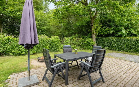 Corinna - 28Km from the Sea: Møbel, Indretning, Stol, Gulvbelægning, Bord, Udvej, Etage, Loft, Værelse, Eco Hotel